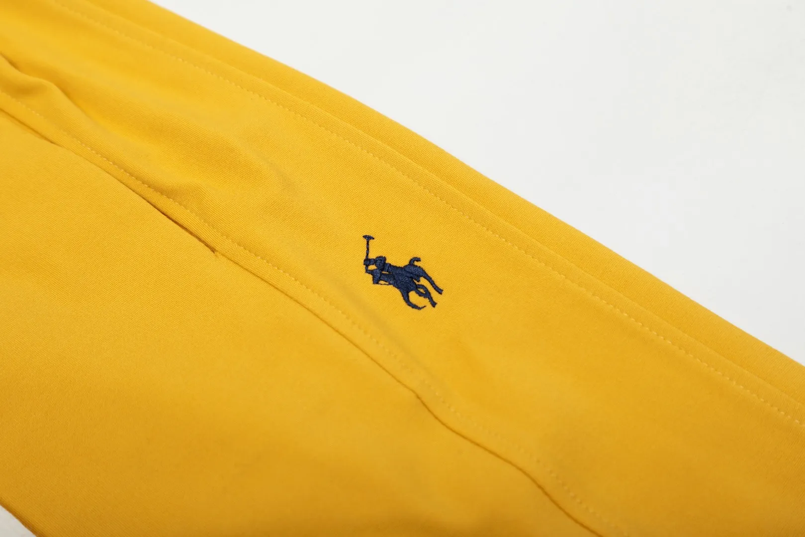 🅿️250 "Top quality" Style number: T7002# [Ralph Lauren solid color pony embroidered logo simple casual wide-leg trousers] ✅Ralph Lauren classic basic versatile unisex wide-leg spliced couple straight trousers ✅Brocade and cotton Roman cloth splicing technology ✅The version is restored to the original single The maximum size can be worn up to 170 pounds Loose, comfortable and stress-free ✅The upper body is simple and easy to match ootd must-have Good-looking clothes are never chosen by anyone. A must-have in couples’ wardrobes. Size: S-XL. Color: floral gray, black, yellow, and fruit green.